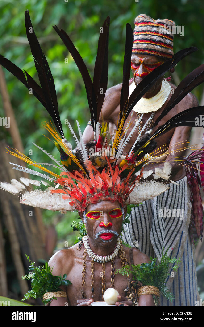 Darsteller vom Stamm Jiwika, die Vorbereitung auf eine Sing sing in Western Highlands Papua-Neu-Guinea Stockfoto
