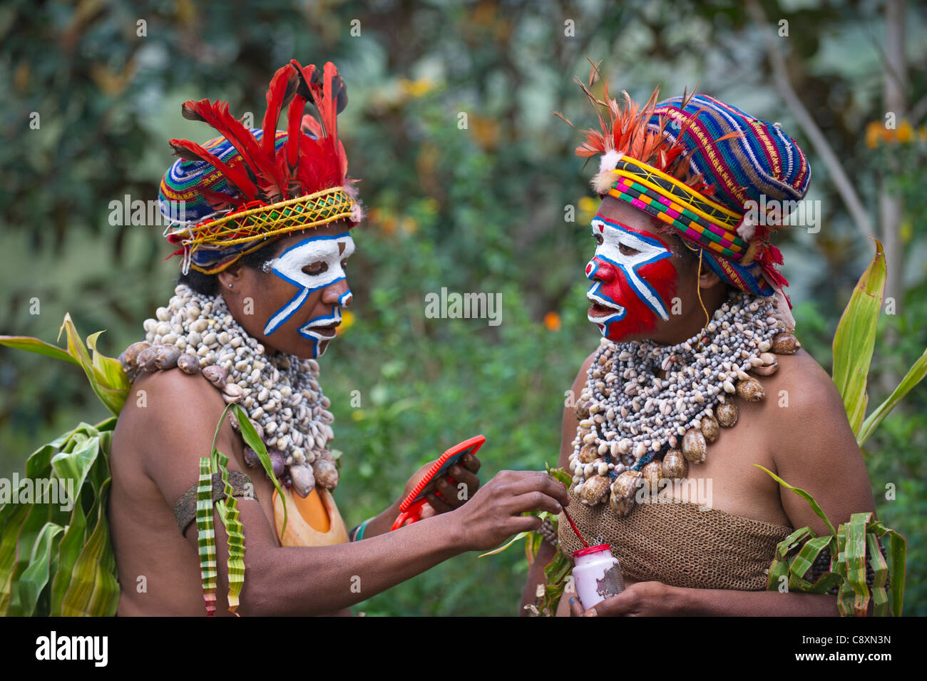 Paiya Sing-Sing-Gruppe, die Vorbereitungen für die Paiya Show in Western Highlands-Papua-Neuguinea Stockfoto