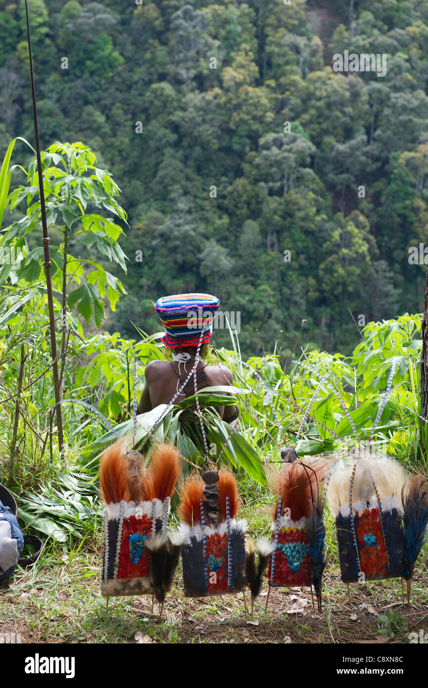 Interpreten, die Vorbereitung auf ein Sing-Sing am Paiya Show Western Highlands-Papua-Neuguinea Stockfoto