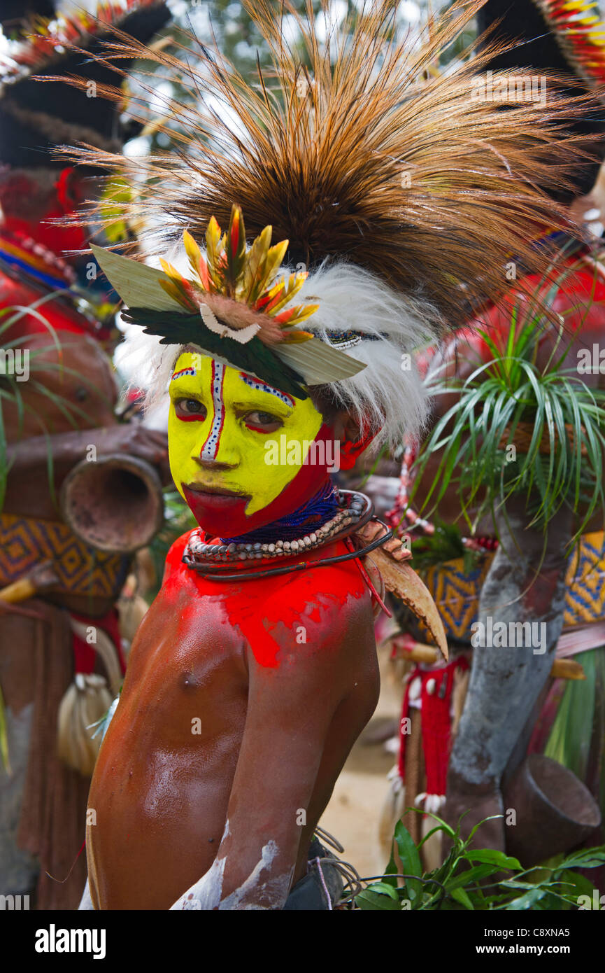 Huli Wigmen (junge) im Sing-Sing tragen Raggiana Paradiesvogel Federn in Kopf Kleid Tari-Tal-Paoua-Neu-Guinea Stockfoto