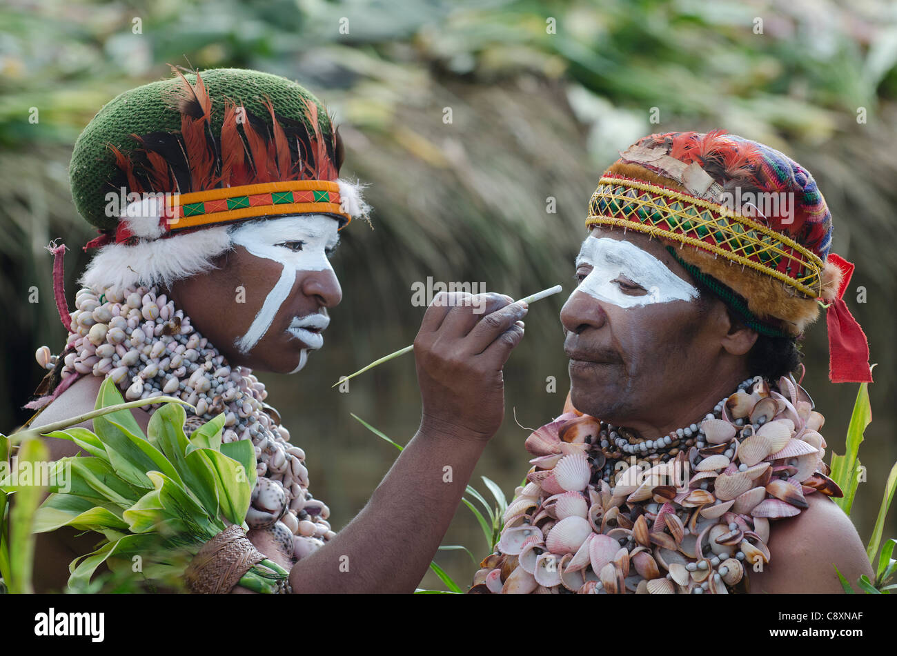 Interpreten, die Vorbereitung auf ein Sing-Sing am Paiya Show Western Highlands-Papua-Neuguinea Stockfoto