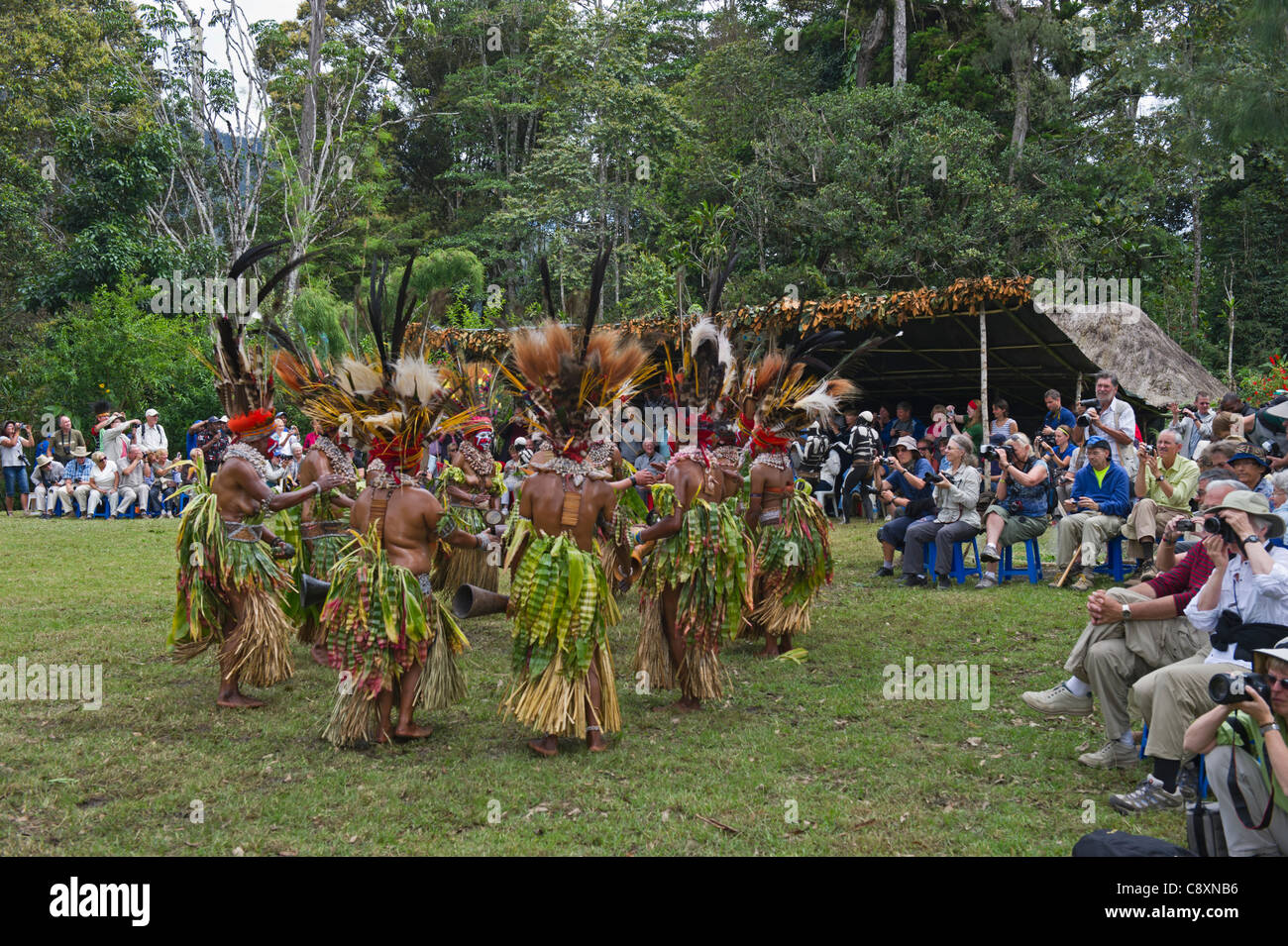 West Highland Sing-Sing-Gruppe für Touristen am Paiya Show in Western Highlands-Papua-Neuguinea Stockfoto