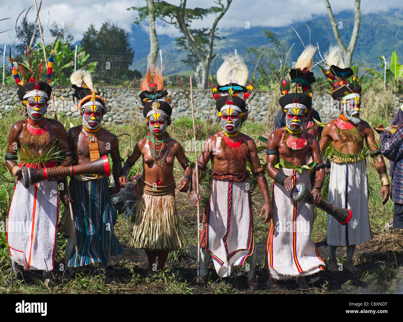 Stammes-Interpreten auf Mt Hagen in Papua-Neu-Guinea Paradiesvogel Federn im Kopf Kleider tragen Stockfoto