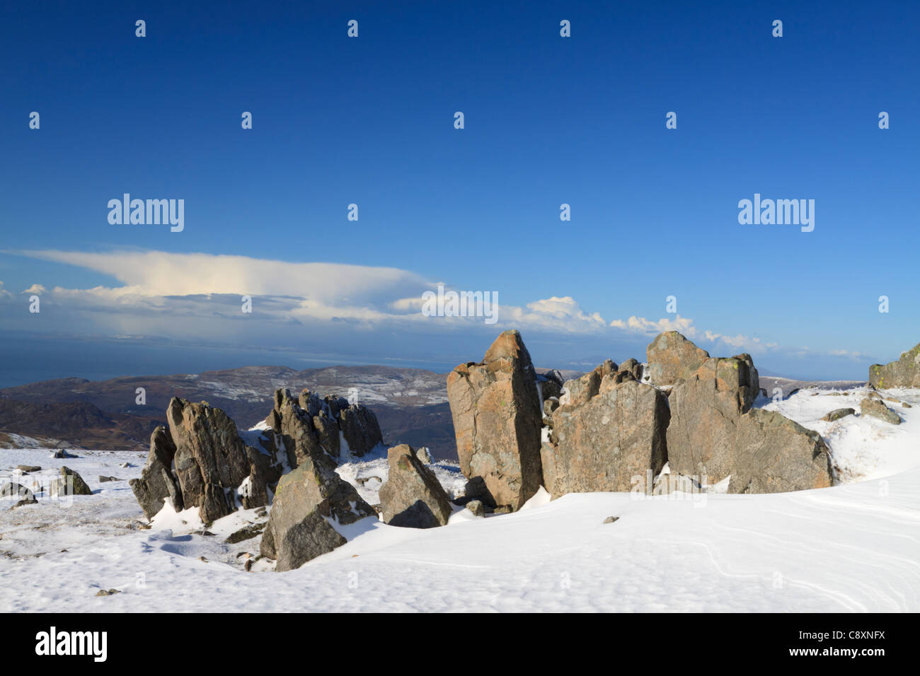 Felsen und Schnee auf Mynydd Moel in der Nähe von Cadair Idris Stockfoto