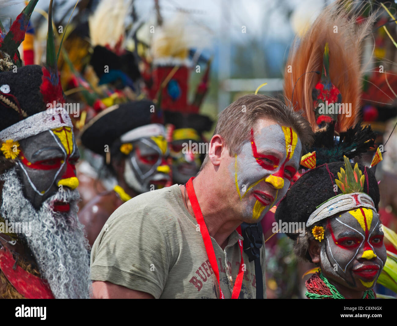 Tourist Mitmachen ein Sing-Sing in Hagen Show Western Highlands-Papua-Neuguinea Stockfoto