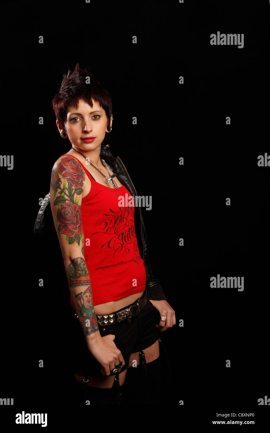 junge Frau mit Tätowierungen auf ihrem Arm, Jugendkultur, Kunst am Körper Stockfoto