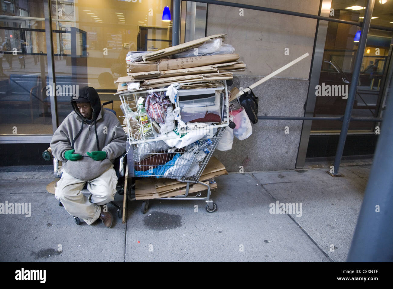 Obdachloser mit seinen Besitz an der 34th Street in New York City. Stockfoto