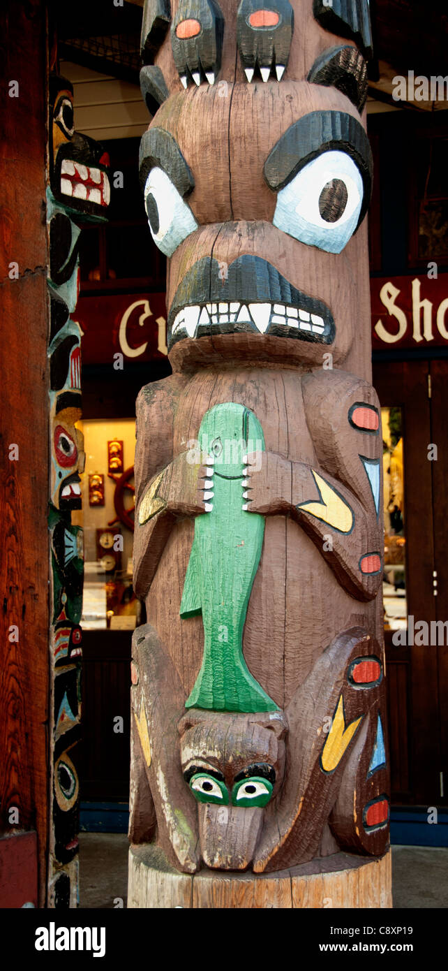 Totempfahl Tourist Shop Markt Seattle Bay Waterfront Innenstadt Stadt Washington USA Stockfoto