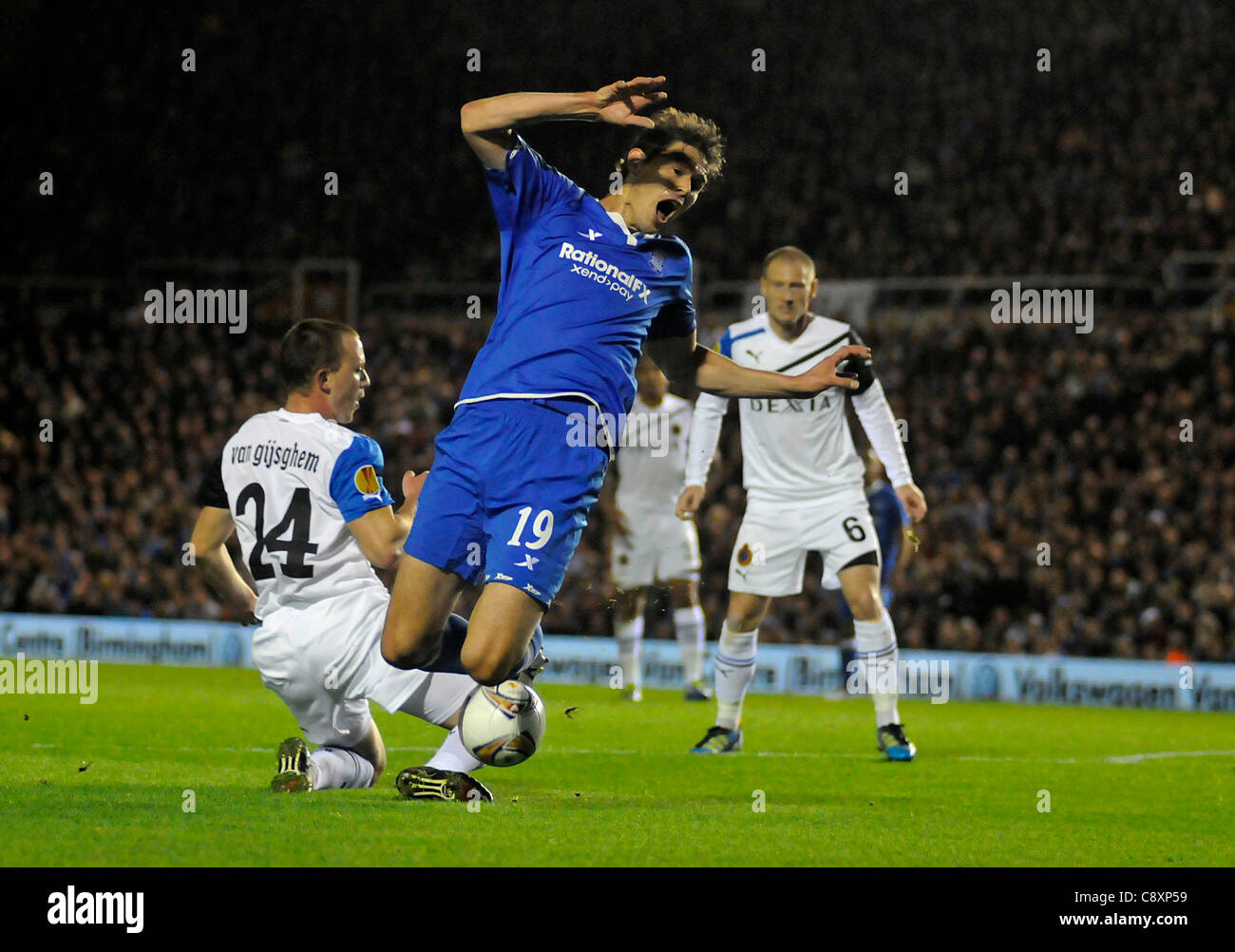 Birmingham City Nr. 19 Nikola Zigic von Club Brugge Nr. 24 Daan Van Gijseghem Birmingham City V Club Brügge in Angriff genommen wird. UEFA Europa League Gruppe h St Andrews, Birmingham, England.  11.03.2010 obligatorisch Credit: SCFotos Stockfoto