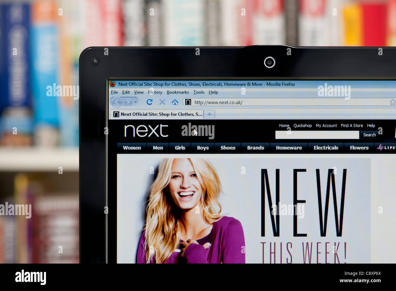 Die nächste Webseite erschossen vor einem Bücherregal-Hintergrund (nur zur redaktionellen Verwendung: print, TV, e-Book und redaktionelle Webseite). Stockfoto