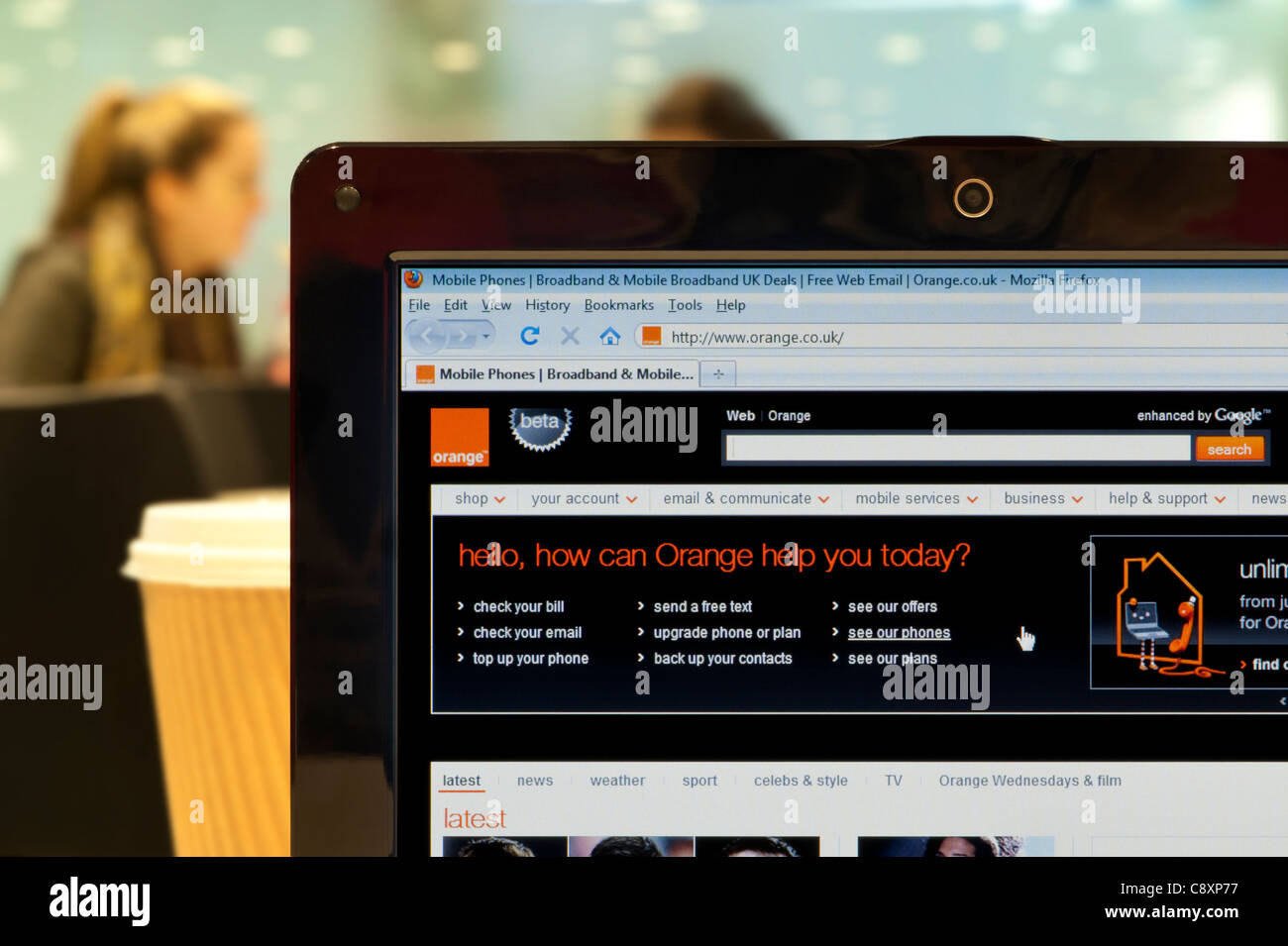 Die Orange-Website erschossen in einem Coffee-Shop-Umfeld (nur zur redaktionellen Verwendung: print, TV, e-Book und redaktionelle Webseite). Stockfoto