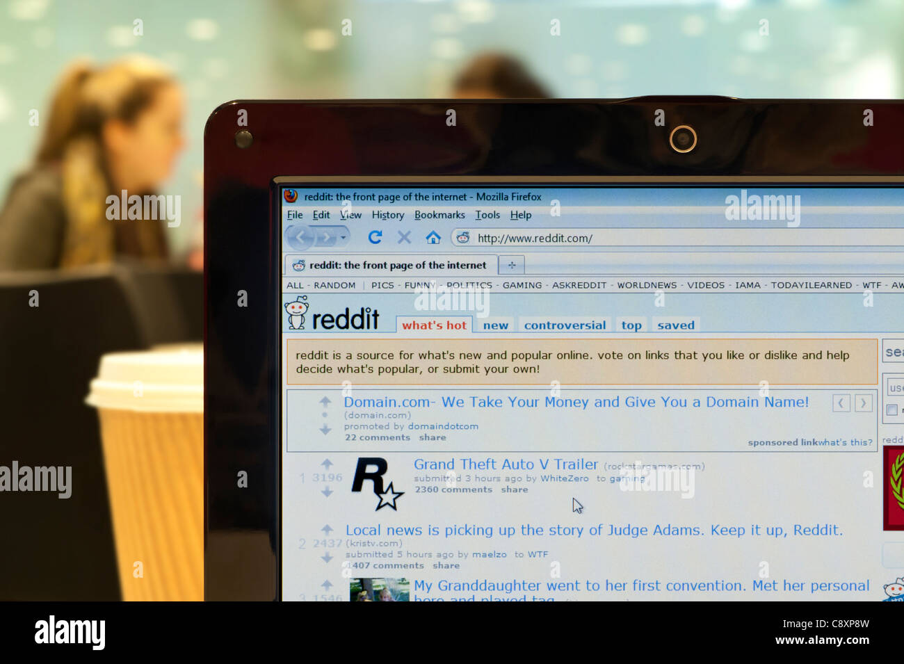 Die Reddit Website erschossen in einem Coffee-Shop-Umfeld (nur zur redaktionellen Verwendung: print, TV, e-Book und redaktionelle Webseite). Stockfoto