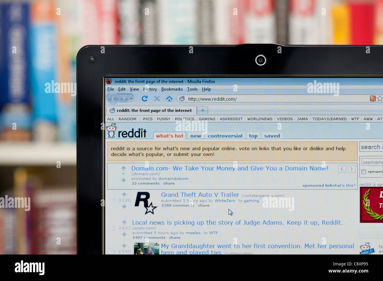 Die Reddit Website erschossen vor einem Bücherregal-Hintergrund (nur zur redaktionellen Verwendung: print, TV, e-Book und redaktionelle Webseite). Stockfoto