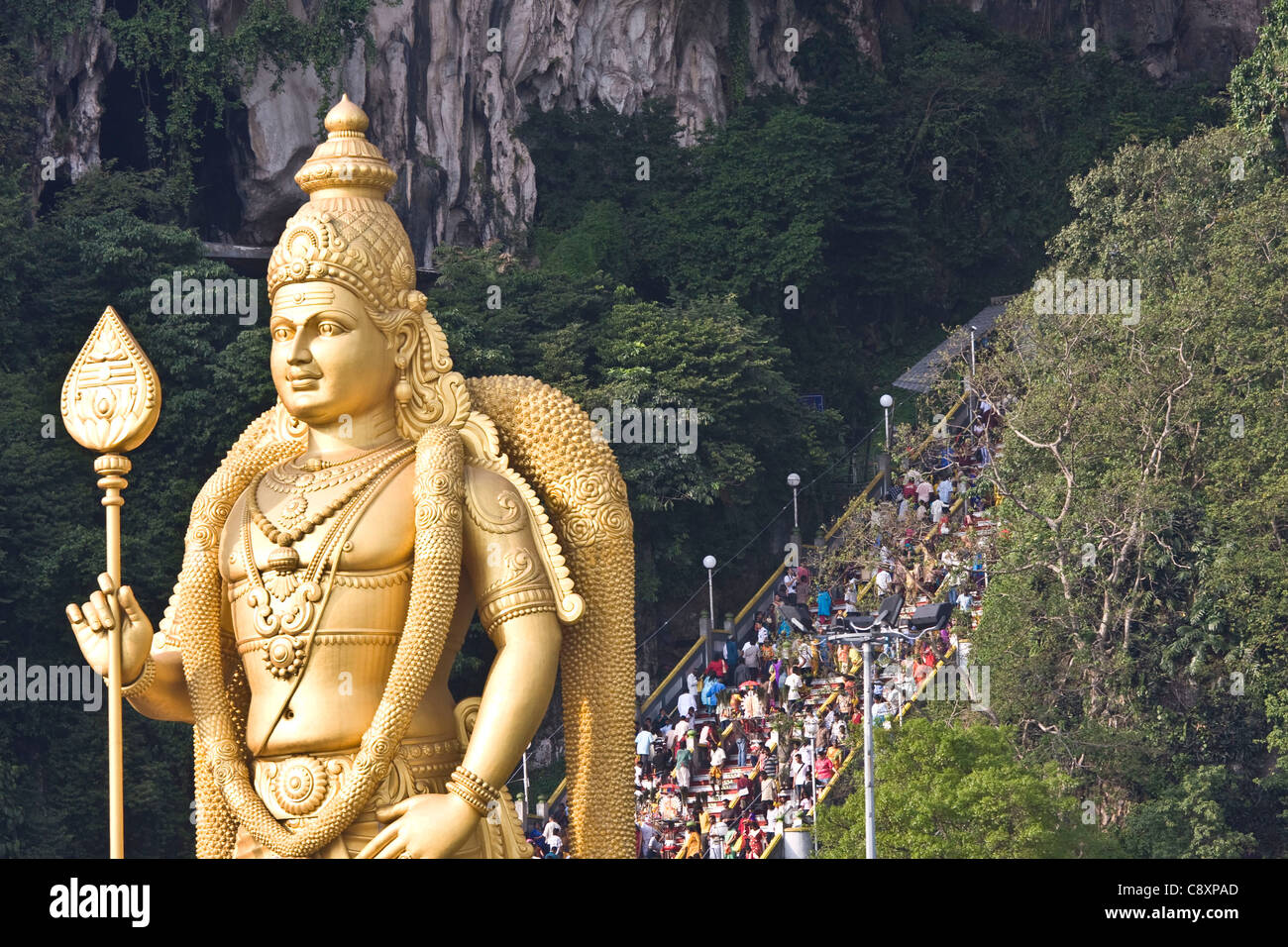 Goldene Statue der Hindu Gott Lord Murugan in den Batu Höhlen, Malaysia Stockfoto