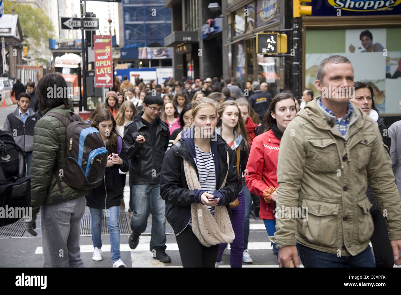 Klasse von Jugendlichen Studenten auf einer Reise im Zentrum von New York am Broadway. Stockfoto