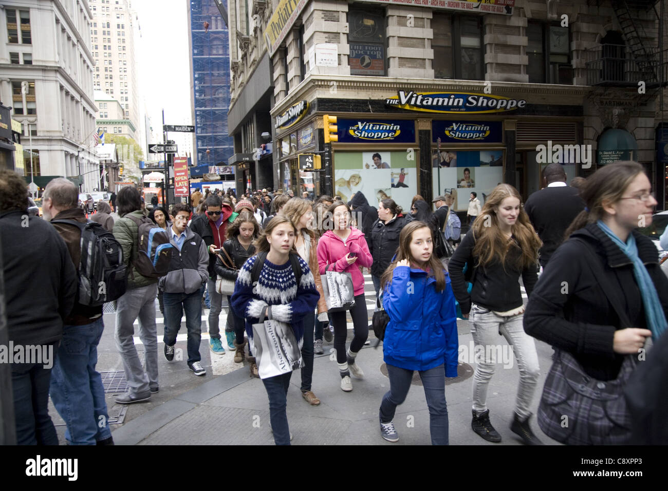 Klasse von Jugendlichen Studenten auf einer Reise im Zentrum von New York am Broadway. Stockfoto