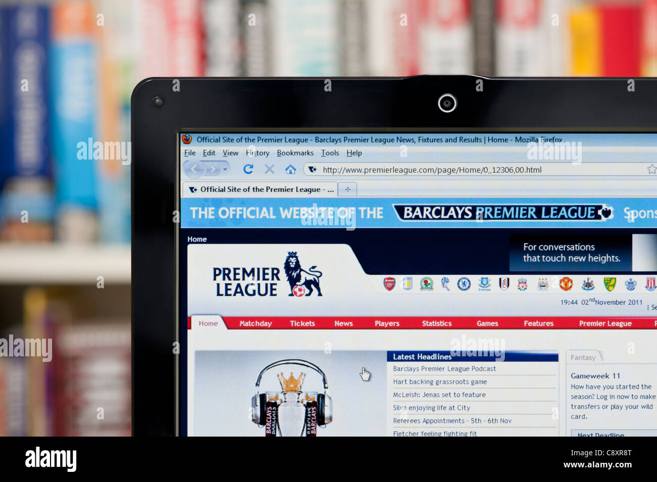 Die Premier League Website erschossen vor einem Bücherregal-Hintergrund (nur zur redaktionellen Verwendung: print, TV, e-Book und redaktionelle Webseite). Stockfoto