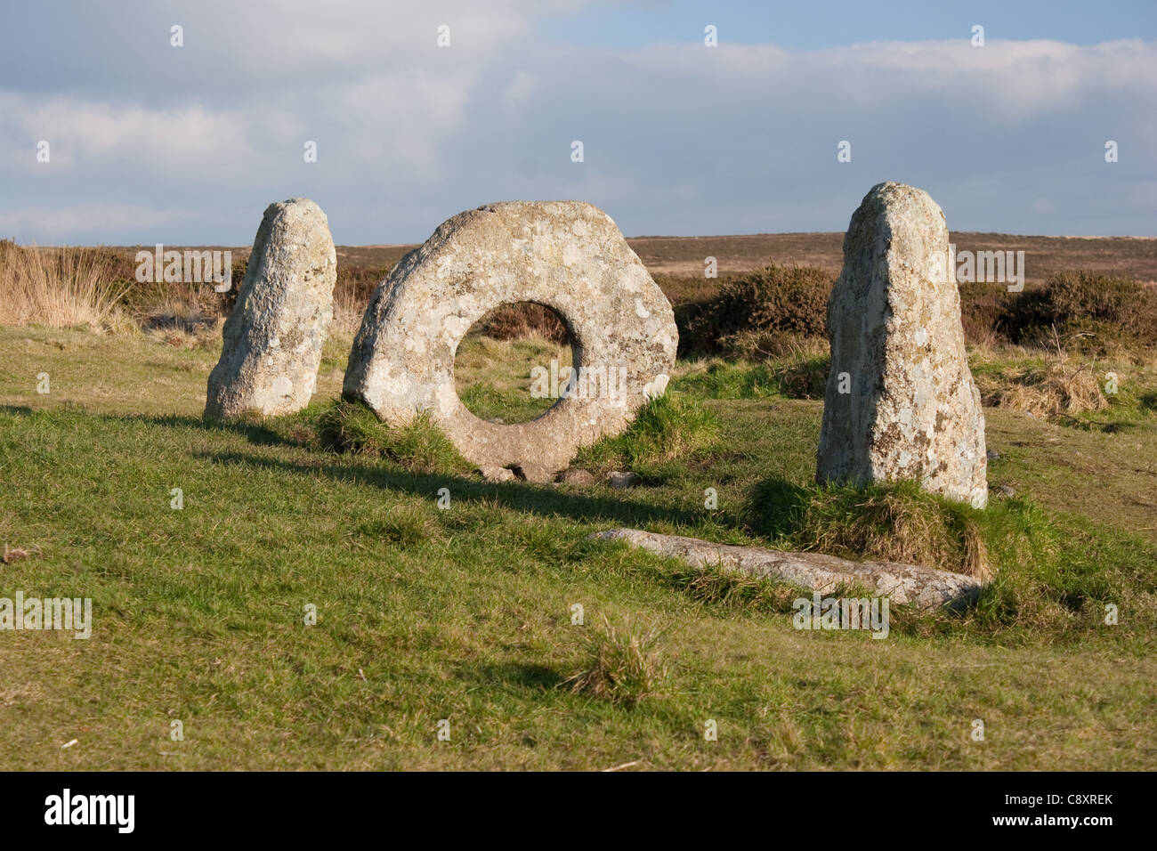 Männer eine Tol antike historische Stätte in Cornwall Stockfoto