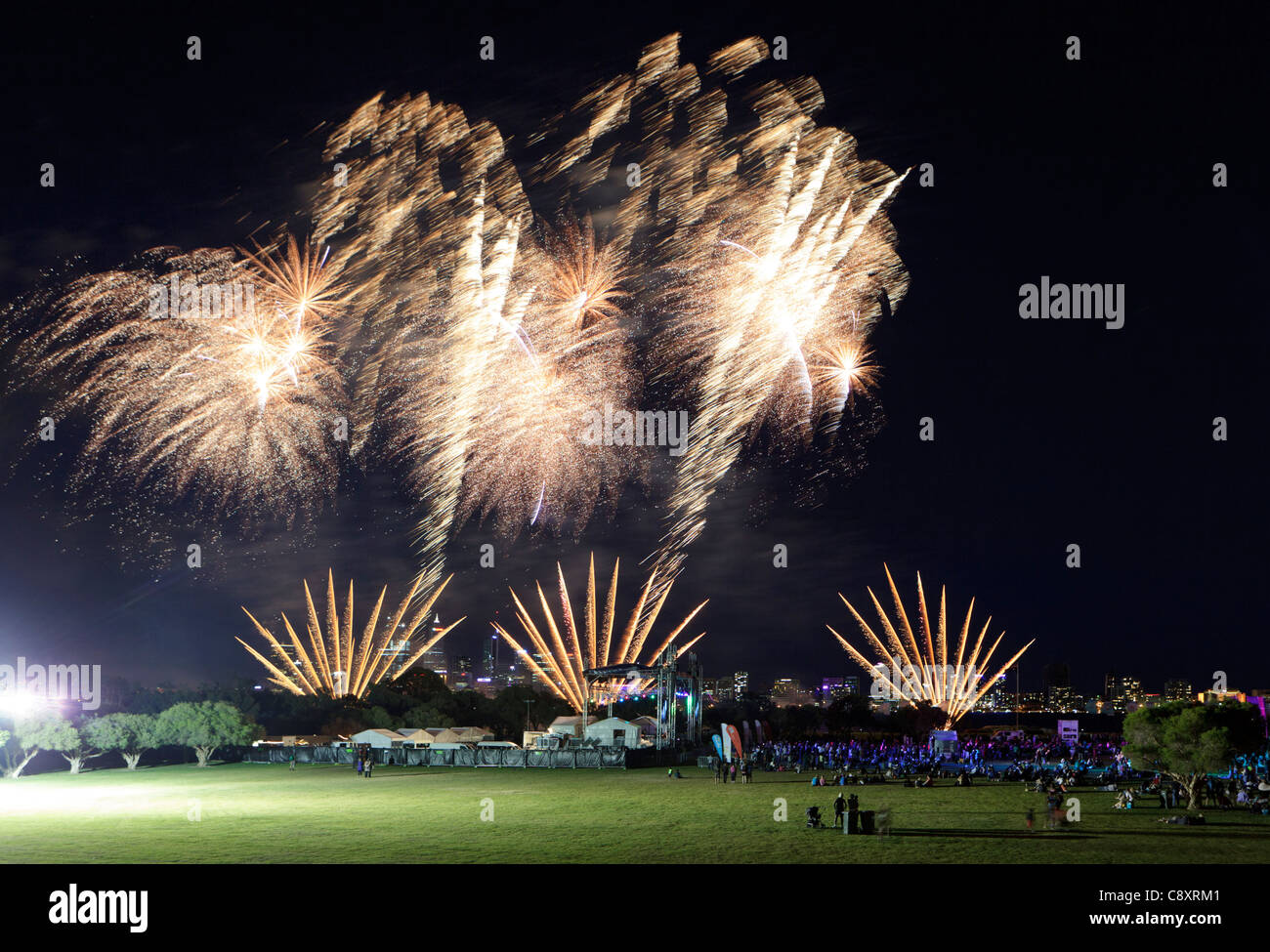 Feuerwerk am Ende des CHOGM 2011 Commonwealth Festival-Abschlusskonzert. in South Perth, Western Australia, Australia Stockfoto