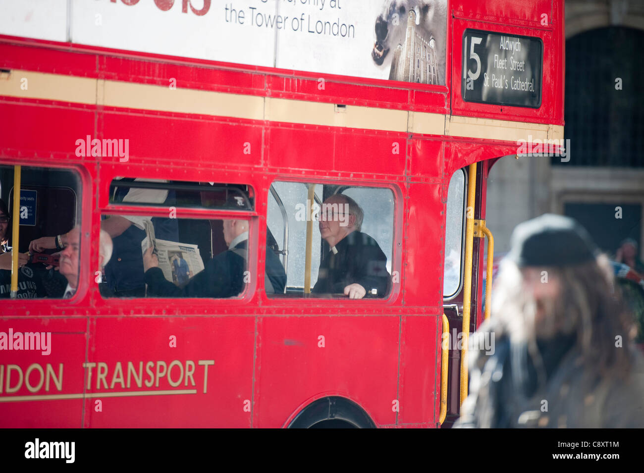 Pfarrer auf der Nummer 15 in The Strand London Bus Stockfoto