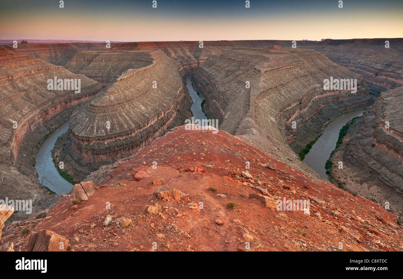 Der San Juan River schlängelt sich nach Sonnenuntergang im Goosenecks State Park, Utah, USA Stockfoto