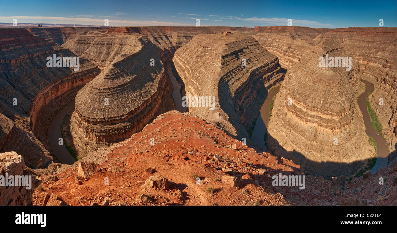 San Juan River schlängelt sich im Bären Ohren National Monument, gesehen vom Aussichtspunkt am Goosenecks State Park, in der Nähe von Mexican Hat, Utah Stockfoto