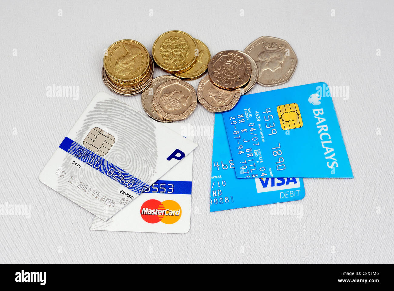 Kreditkarten und Münzen schneiden Stockfoto