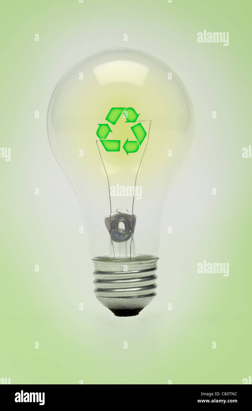 Studioaufnahme der Glühbirne mit recycling-Symbol im Inneren Stockfoto