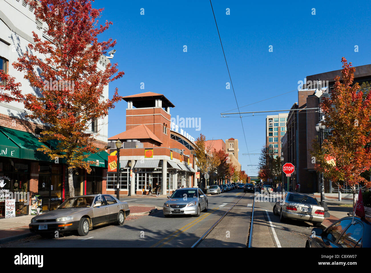 Geschäfte, Bars und Restaurants an der Präsident Clinton Avenue im Stadtteil River Markt in der Innenstadt von Little Rock, Arkansas, USA Stockfoto