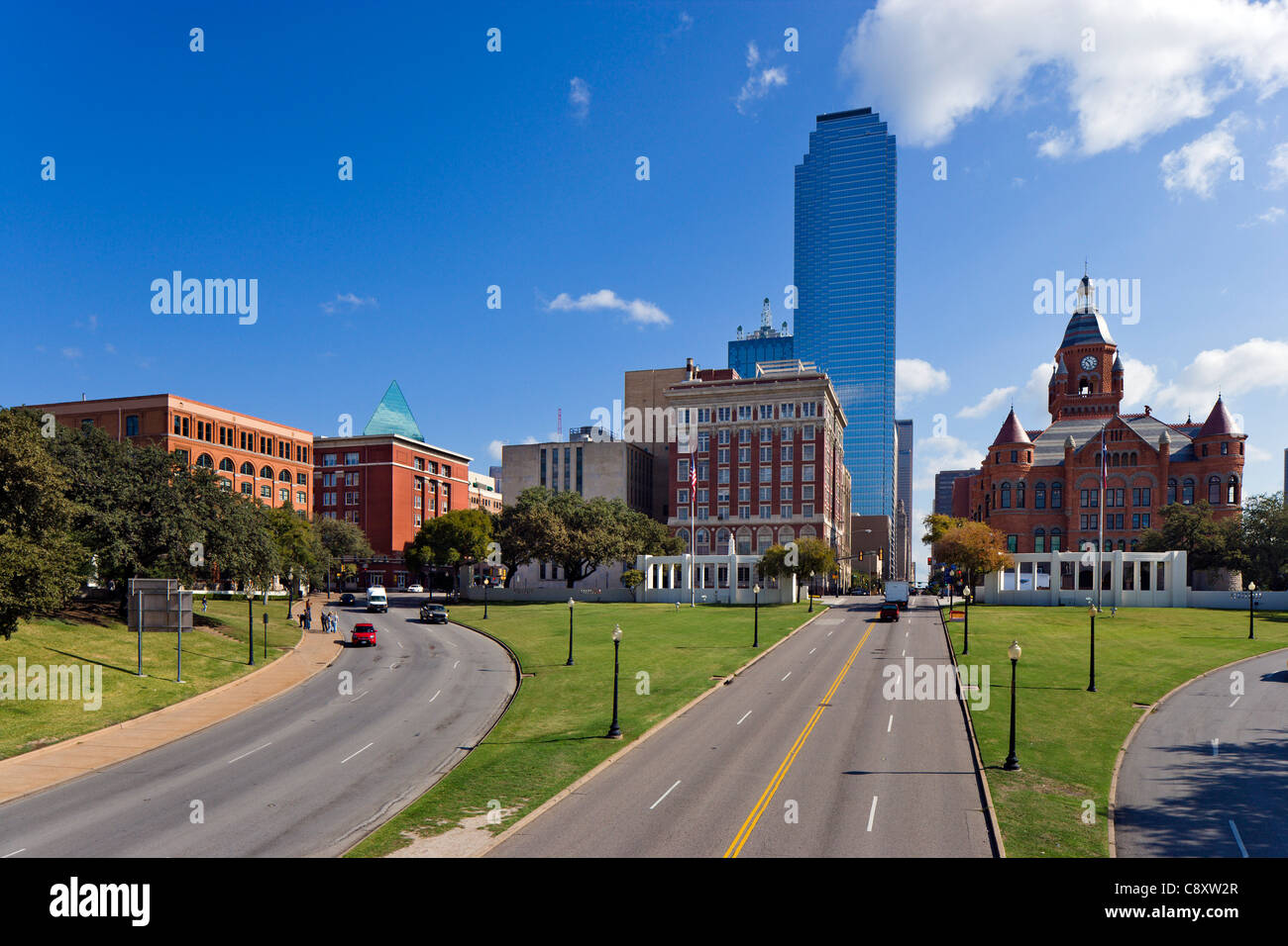 Website der Kennedy-Ermordung Blickrichtung Dealey Plaza mit alten Texas Schulbuch Depository nach links, Dallas, Texas, USA Stockfoto