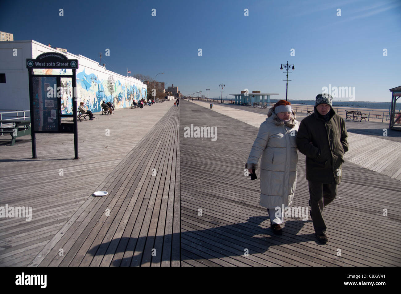 Ein paar Fuß entlang der Promenade auf Coney Island, New York City. Stockfoto