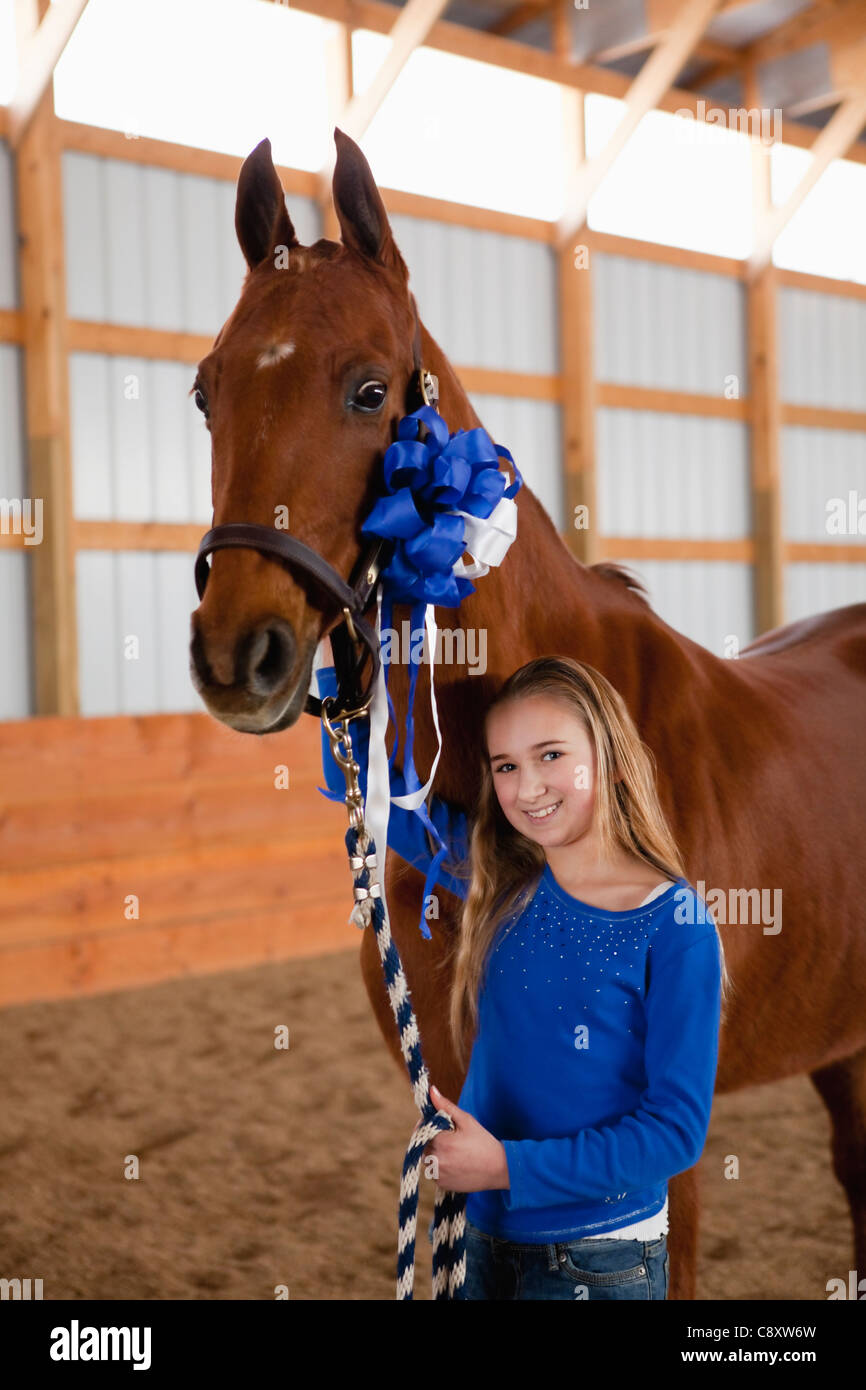 USA, Illinois, Metamora, Portrait eines Mädchens (10-11) mit Pferd Stockfoto