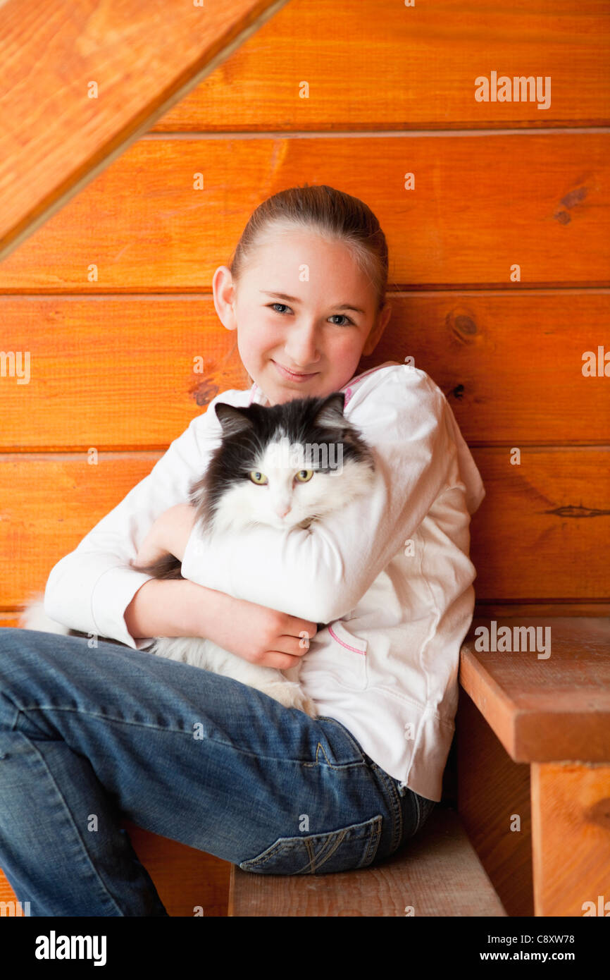 USA, Illinois, Metamora, Mädchen (10-11) Holding Katze Stockfoto