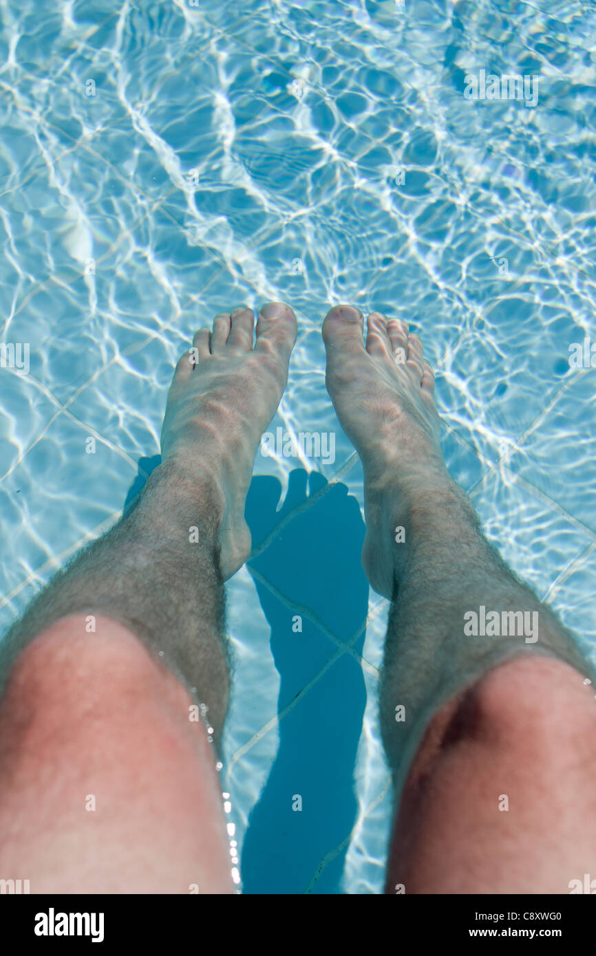 A mans Beine in einem Schwimmbad. Stockfoto