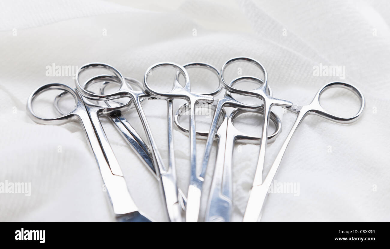 Chirurgische Scheren und Klemmen auf weißem Hintergrund, Studio gedreht Stockfoto