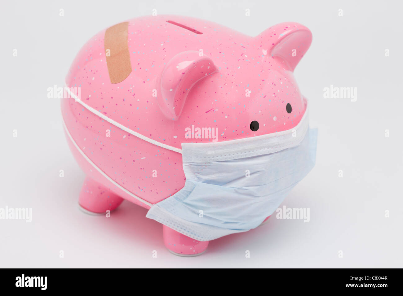 Piggy Bank tragen von Mundschutz, Studio gedreht Stockfoto