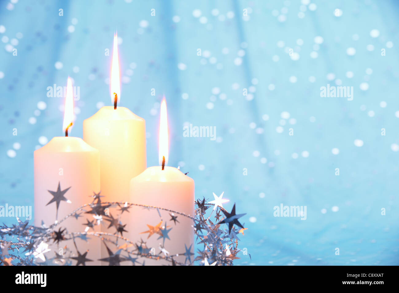 Brennende Kerzen mit Weihnachtsdekoration Stockfoto