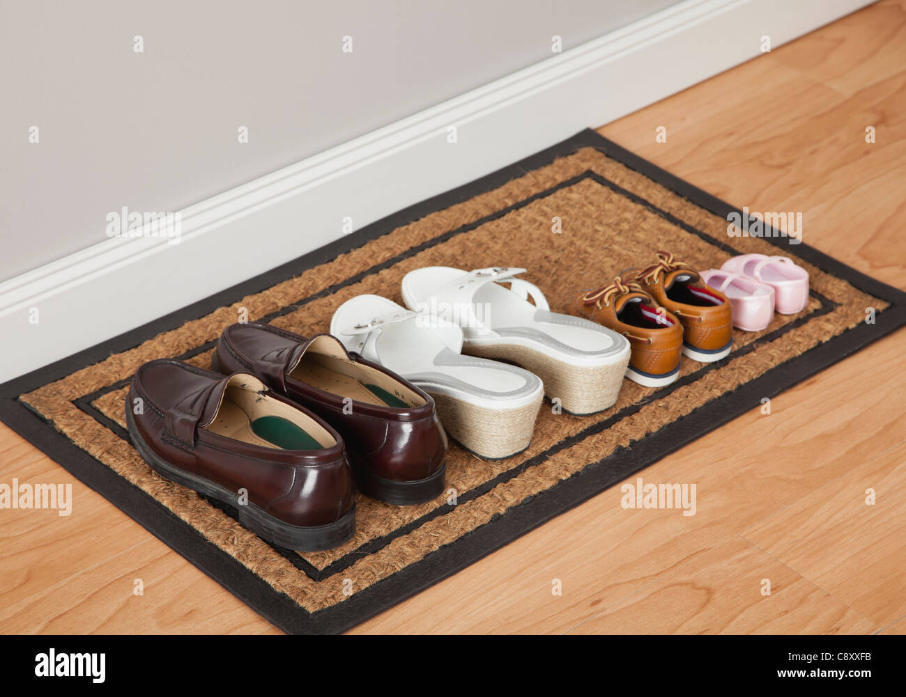 USA, Illinois, Metamora, vier Paar Schuhe auf Matte Stockfoto