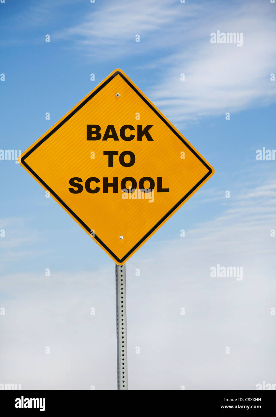 USA, Illinois, Metamora, zurück zur Schule unterzeichnen gegen Himmel Stockfoto