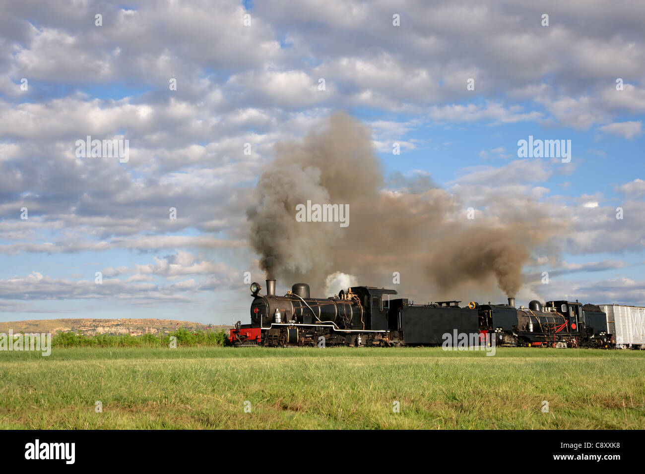 Oldtimer Dampflokomotive mit Rauchschwaden und Dampf Stockfoto