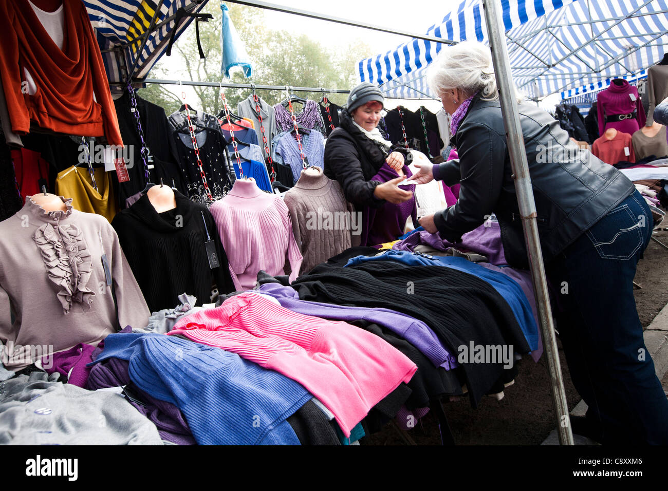 Frauen tauschen Sie Geld auf Flohmarkt, Polen 2011 Stockfoto