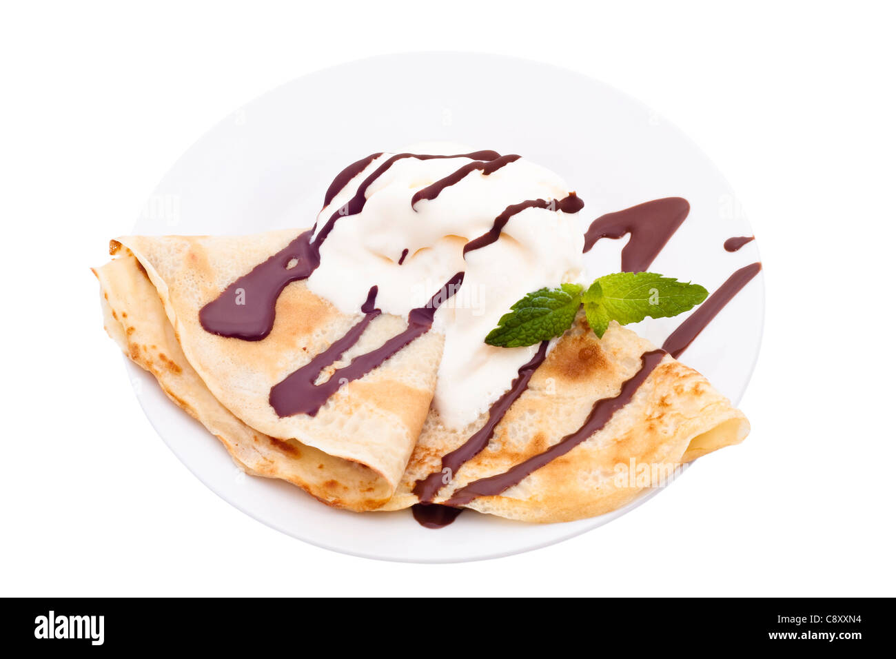 Crepe mit Eis und Schokolade topping, isoliert auf weißem Hintergrund. Stockfoto