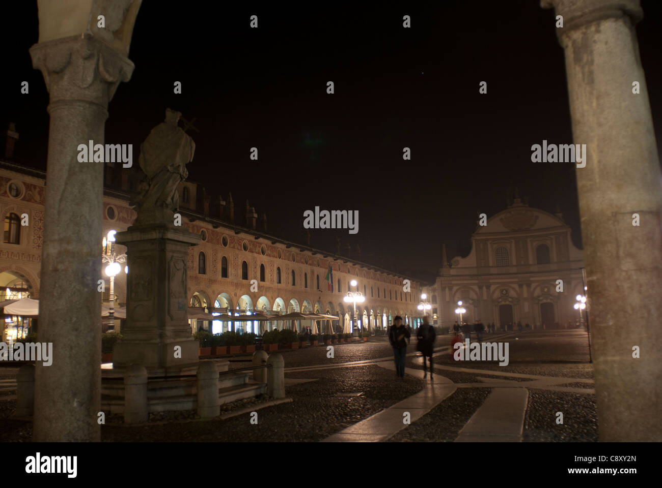 Vigevano. Pavia. Lombardei. Herzoglichen Square bei Nacht Stockfoto