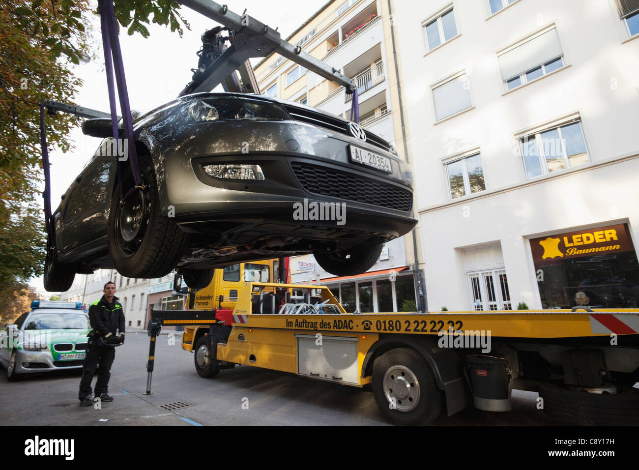 Deutschland, München, illegal geparkten Auto abgeschleppt weg Stockfoto