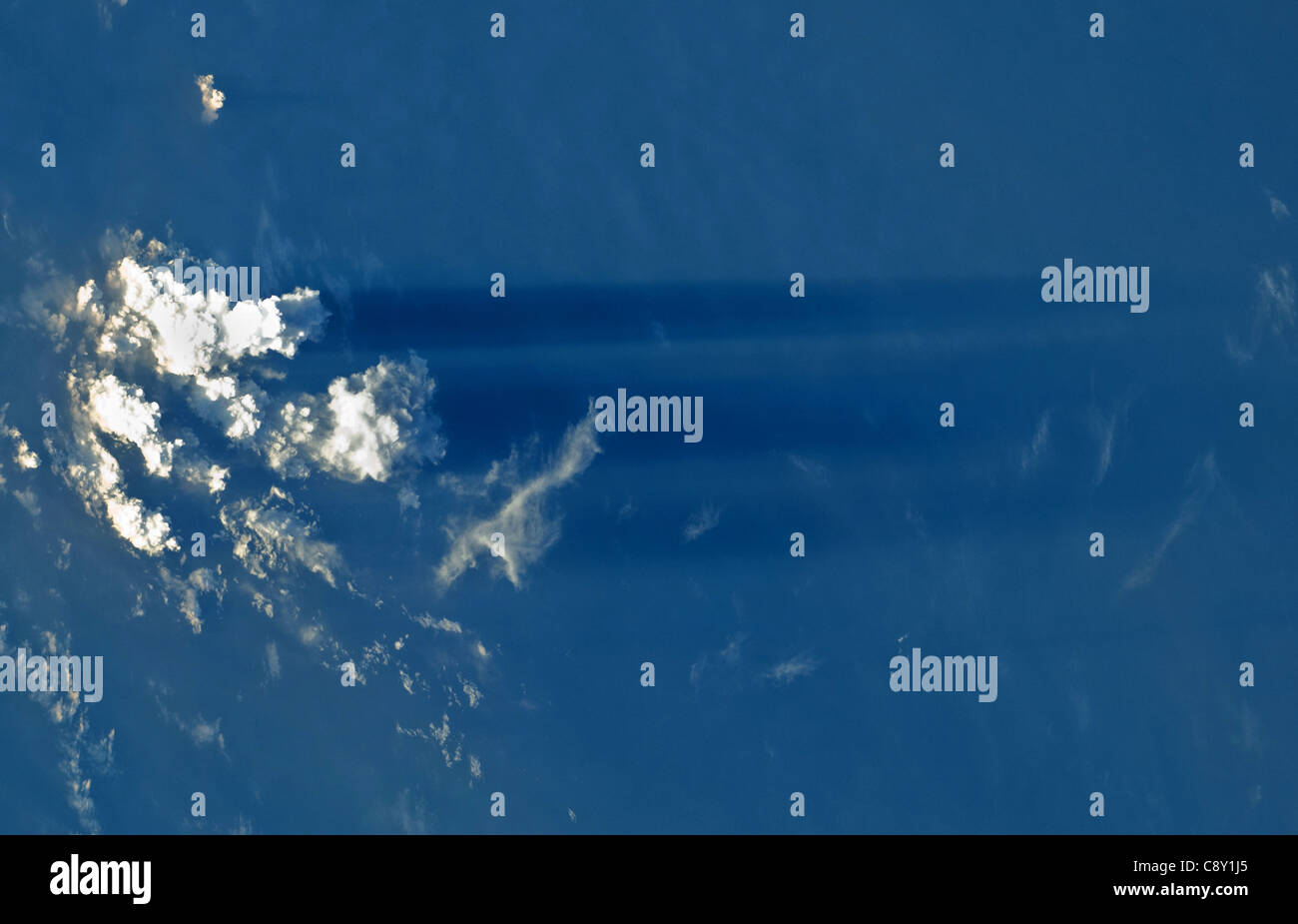 Dämmerungsaktiv Strahlen, Wellen von Licht, die Wangen hinunter und durch eine Schicht von Wolken, von oben gesehen. Stockfoto