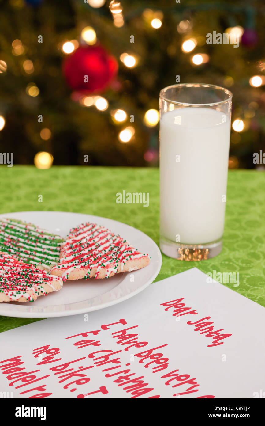 USA, Illinois, Metamora, Kekse, Milch und beachten Sie an den Weihnachtsmann, Weihnachtsbaum im Hintergrund Stockfoto