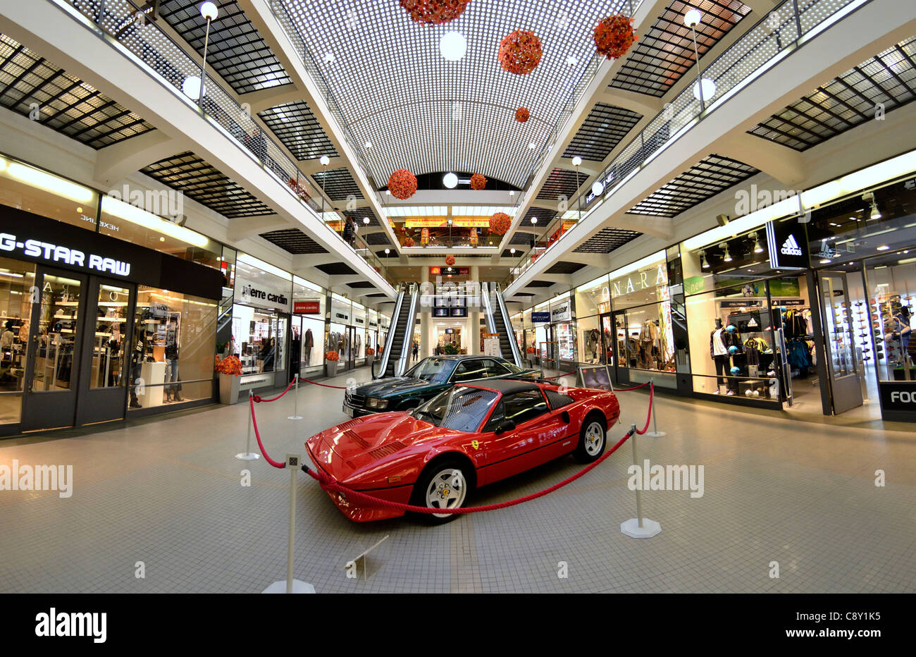 Prag, Tschechische Republik. Pasáž Cerná Ruže / Black Rose Arcade Na  Prikope (Straße) Ferrari-Auto Stockfotografie - Alamy