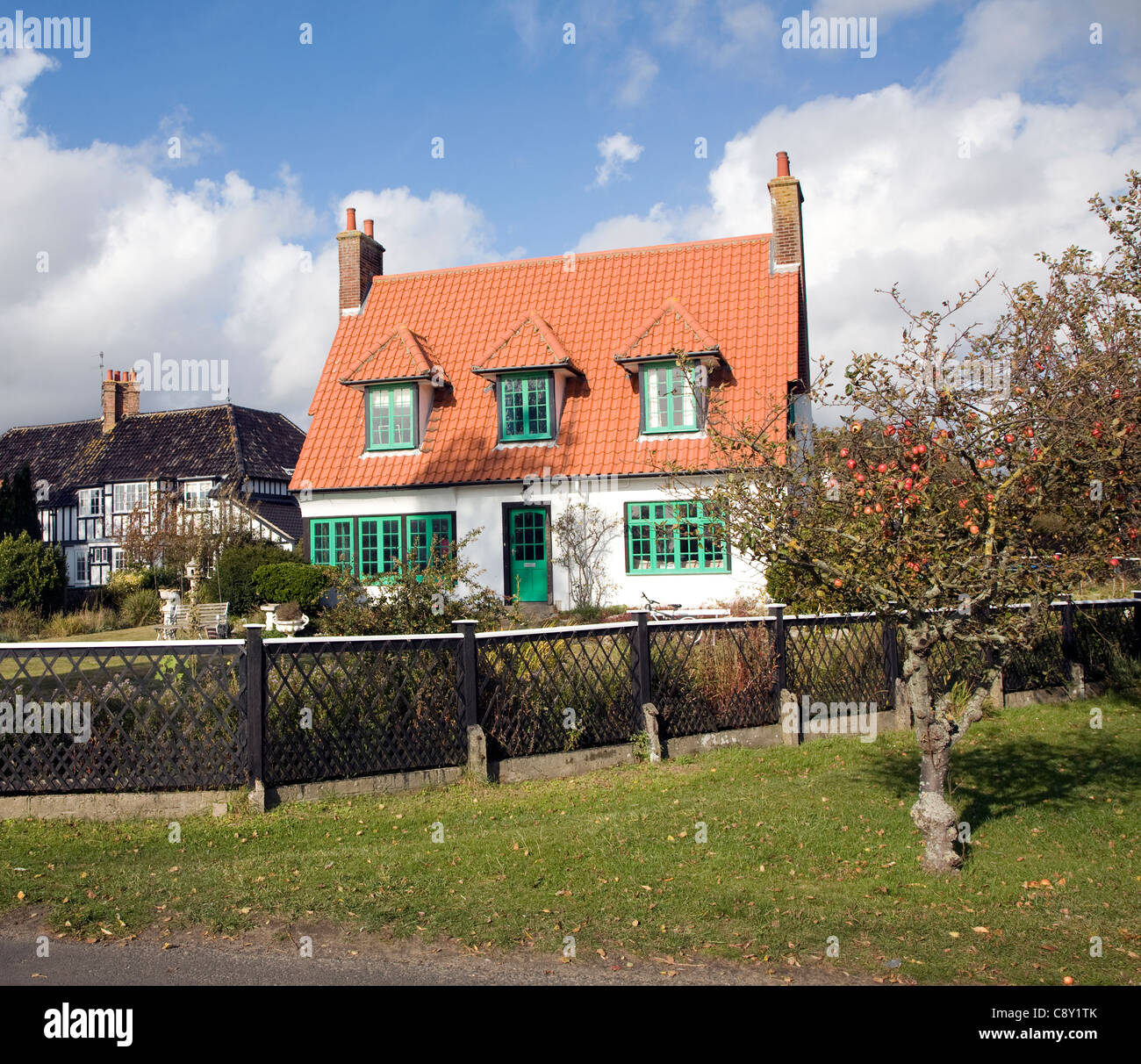 Häuser in Thorpeness geplanten Feriendorf, Suffolk, England Stockfoto