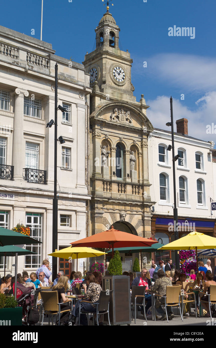 Cafe, Markthalle und Uhrturm, Hereford Stockfoto