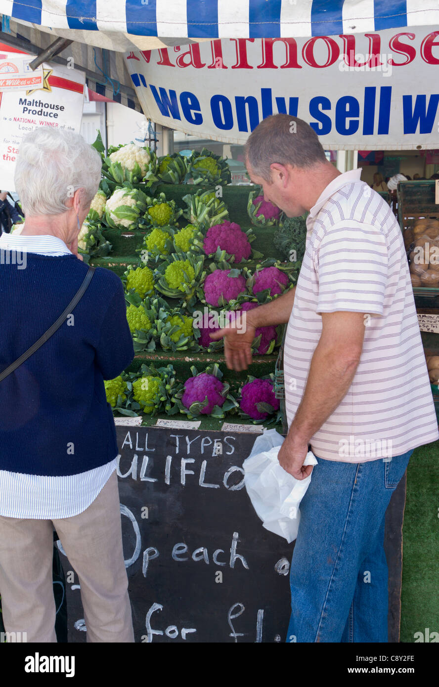 Bauern Markt Standinhaber Verkauf Blumenkohl, Hereford Stockfoto